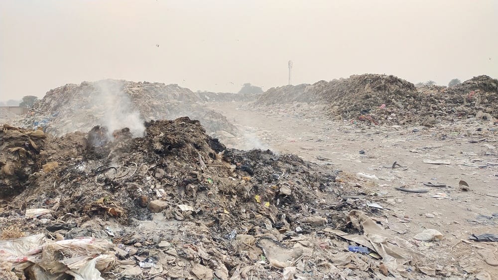 35- अहिराना बड़ा भक्तमाल रामघाट में बने घरों से सटकर डंप हो रहा कूड़ा - संवाद 35- अहिराना बड़ा भक्तमाल रामघाट में बने घरों से सटकर डंप हो रहा कूड़ा - संवाद