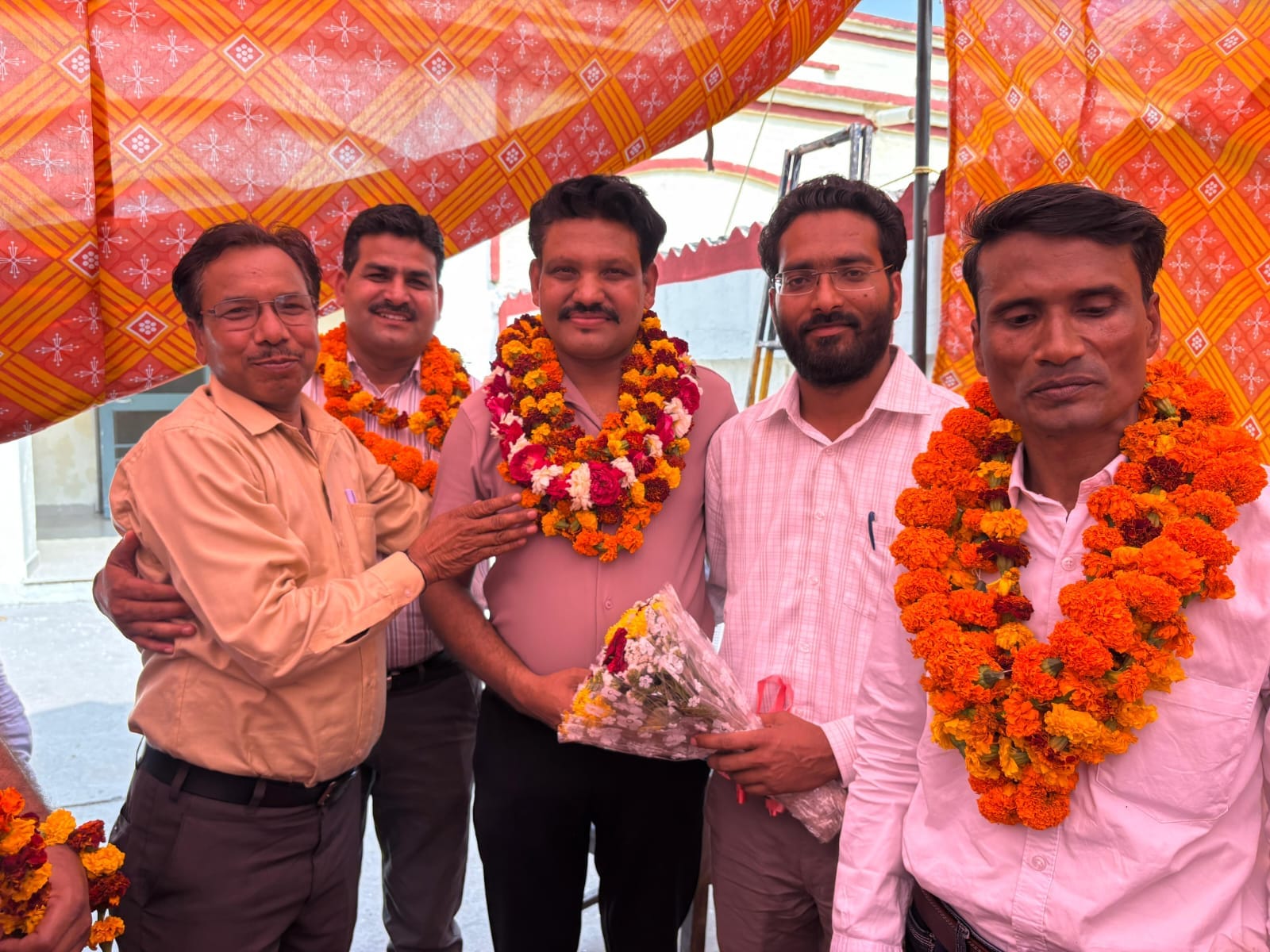 अंबाला कैंट में रेल प्रबंधक कार्यालय के नजदीक यूनियन दफ्तर में बैठक के दौरान मौजूद नवनियुक्त पद