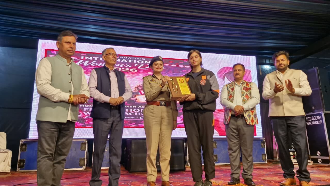 अंतर्राष्ट्रीय महिला दिवस पर जिला स्पोर्ट्स स्टेडियम में कार्यक्रम के दौरान सोनाली डाेगरा के गी