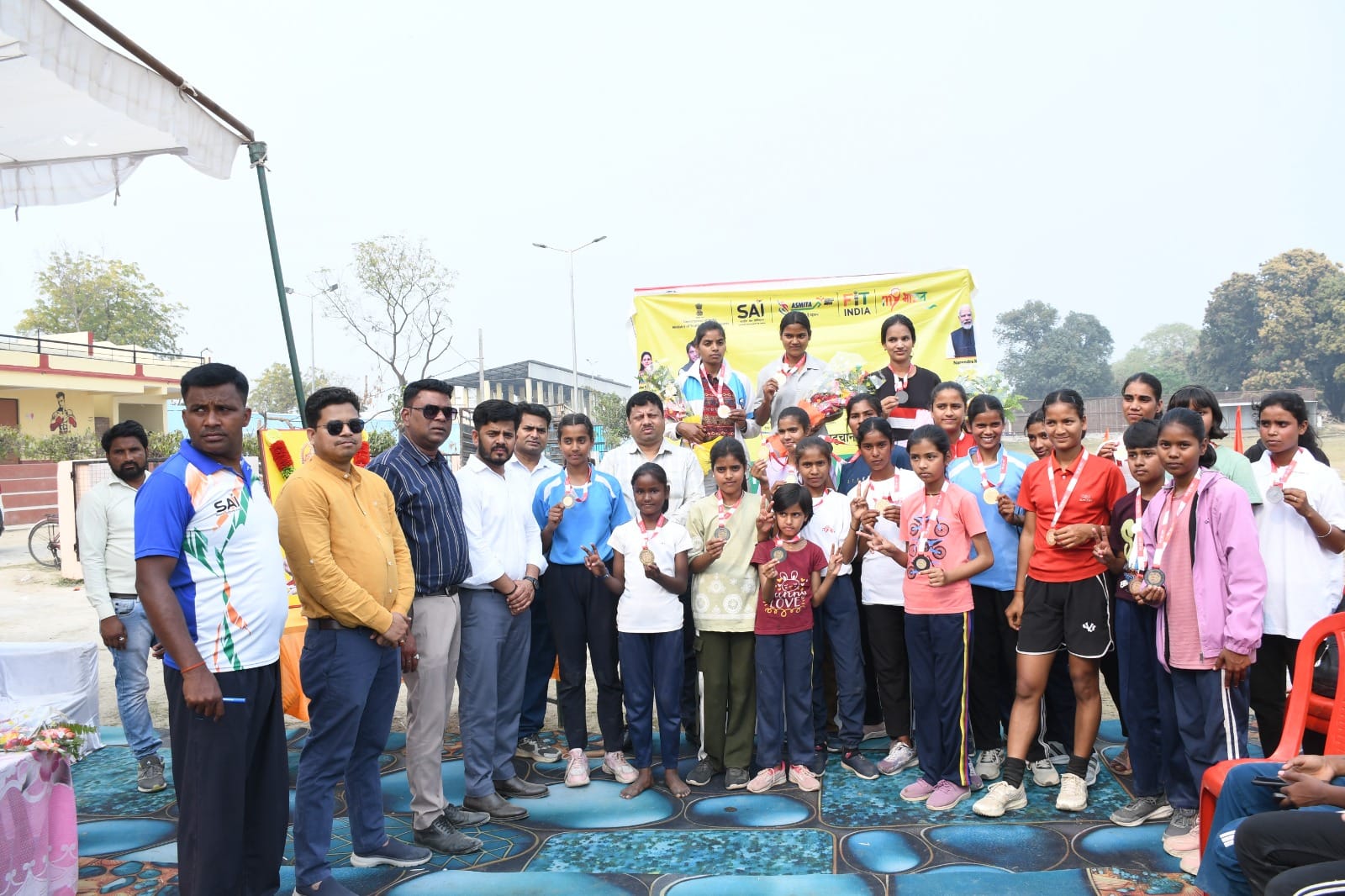 अंतर्राष्ट्रीय महिला दिवस पर जिला स्टेडियम में आयोजित खेलकूद प्रतियोगिता में दौड़ लगातीं बालिका