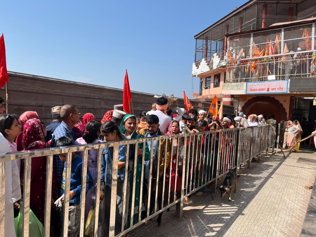 बाबा बालक नाथ मंदिर दियोटसिद्ध में दर्शनों के लिए जाते श्रद्धालु। संवाद