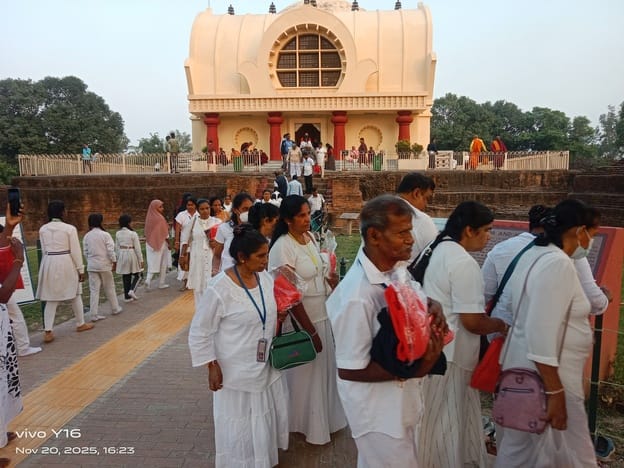भगवान बुद्ध की लेटी प्रतिमा पर चीवर चढ़ाकर विशेष पूजा अर्चना करते बौद्ध भिक्षु ।स्रोत-सोशल मीडि भगवान बुद्ध की लेटी प्रतिमा पर चीवर चढ़ाकर विशेष पूजा अर्चना करते बौद्ध भिक्षु ।स्रोत-सोशल मीडि