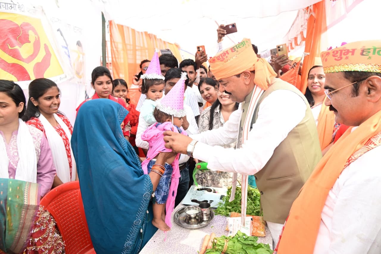 बेहतर प्रदर्शन करने वाली खिलाड़ियों को सम्मानित करते डिप्टी सीएम। स्रोत- प्रशासन बेहतर प्रदर्शन करने वाली खिलाड़ियों को सम्मानित करते डिप्टी सीएम। स्रोत- प्रशासन