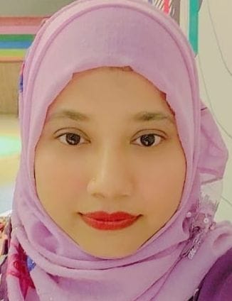 बहादुरगंज स्थित चूड़ी वाली गली में कड़े व चूड़िया दिखाता दुकानदार। संवाद