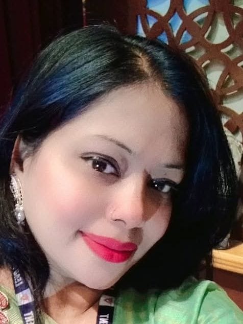 बहादुरगंज स्थित चूड़ी वाली गली में कड़े व चूड़िया दिखाता दुकानदार। संवाद