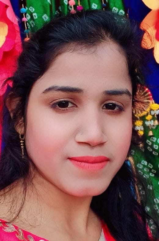 बहादुरगंज स्थित चूड़ी वाली गली में कड़े व चूड़िया दिखाता दुकानदार। संवाद