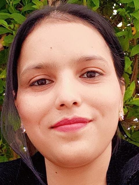 बहादुरगंज स्थित चूड़ी वाली गली में कड़े व चूड़िया दिखाता दुकानदार। संवाद