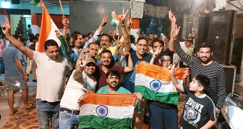 बिजनौर में साइन मंदिर के पास भारत की जीत पर जश्न मनाते लोग संवाद बिजनौर में साइन मंदिर के पास भारत की जीत पर जश्न मनाते लोग संवाद
