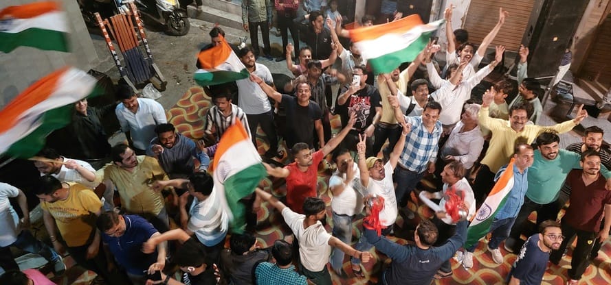 बिजनौर में साइन मंदिर के पास भारत की जीत पर जश्न मनाते लोग संवाद बिजनौर में साइन मंदिर के पास भारत की जीत पर जश्न मनाते लोग संवाद