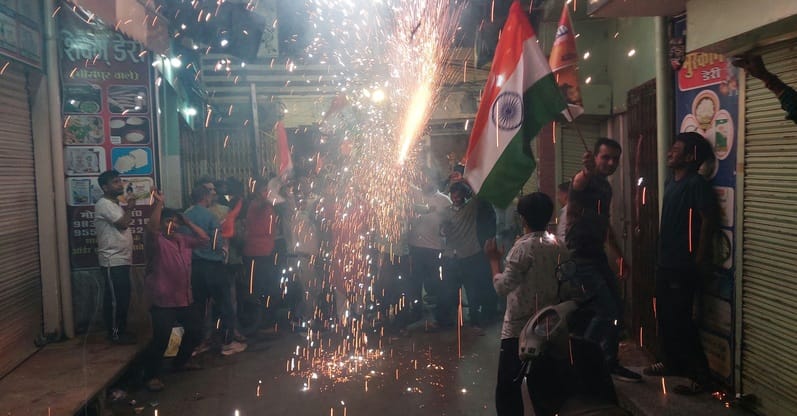 बिजनौर में साइन मंदिर के पास भारत की जीत पर जश्न मनाते लोग संवाद बिजनौर में साइन मंदिर के पास भारत की जीत पर जश्न मनाते लोग संवाद