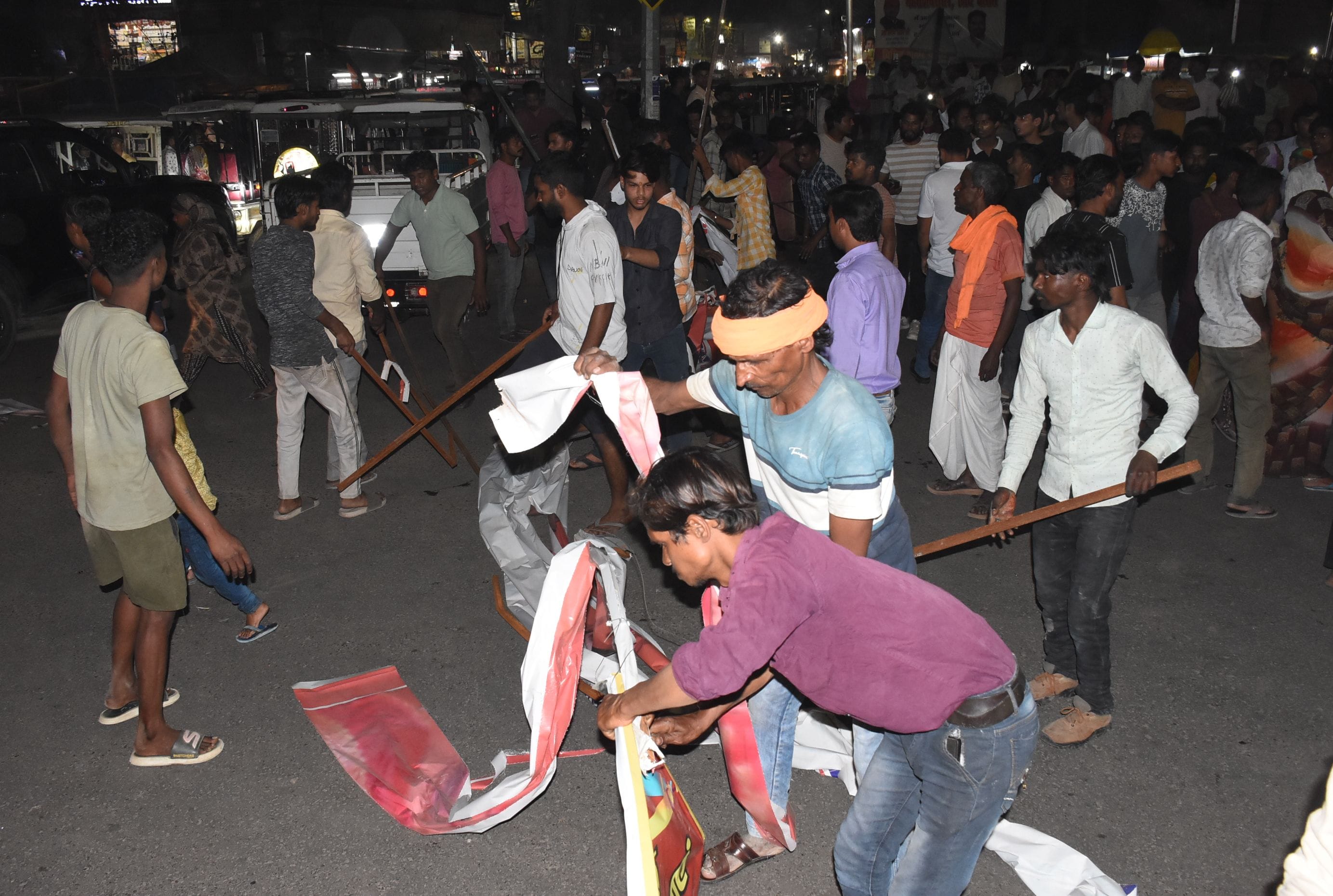 बालागंज चौराहे पर प्रदर्शन के दौरान सड़क जाम करते इलाके के लोग।