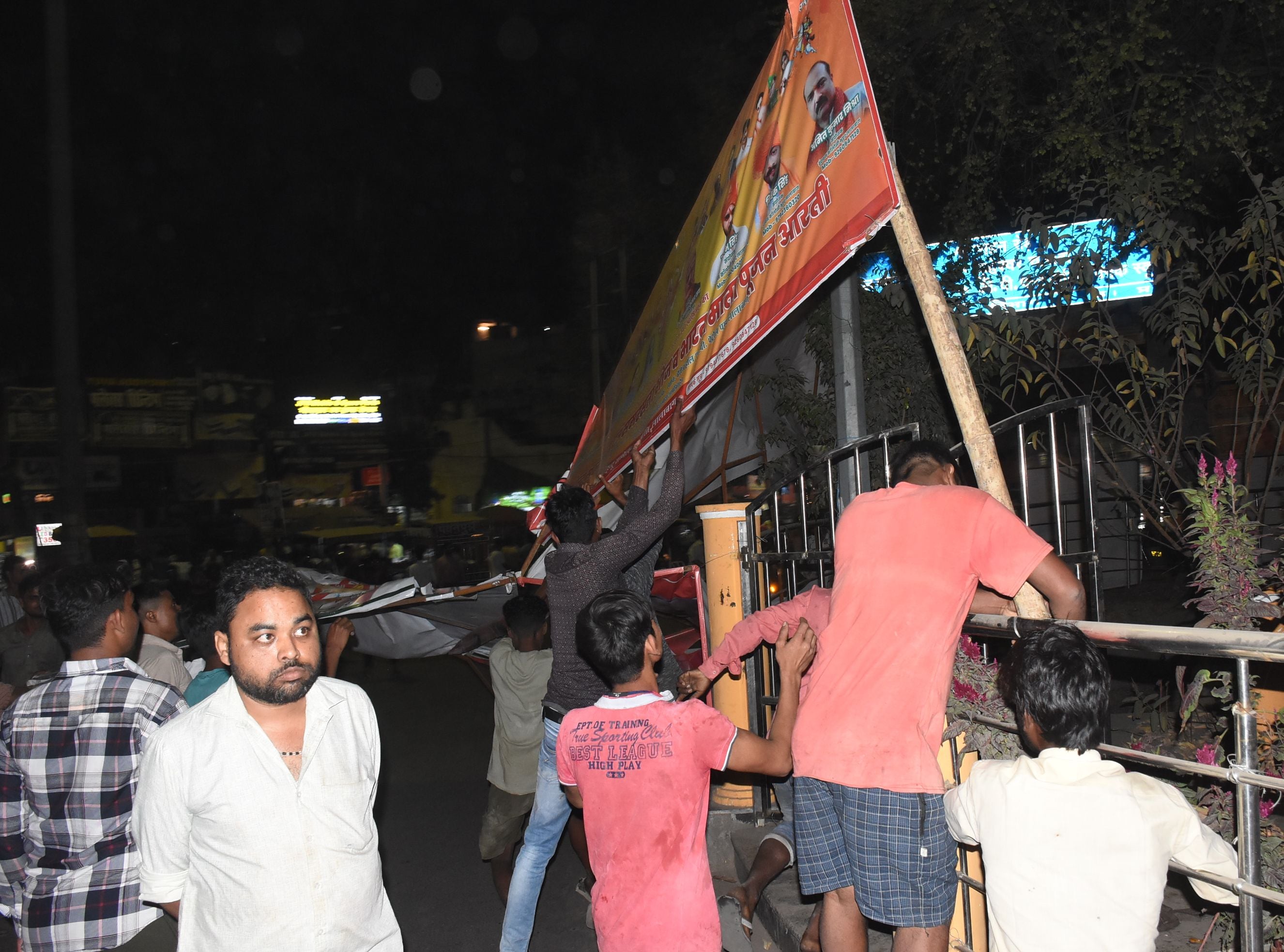 बालागंज चौराहे पर प्रदर्शन के दौरान सड़क जाम करते इलाके के लोग।