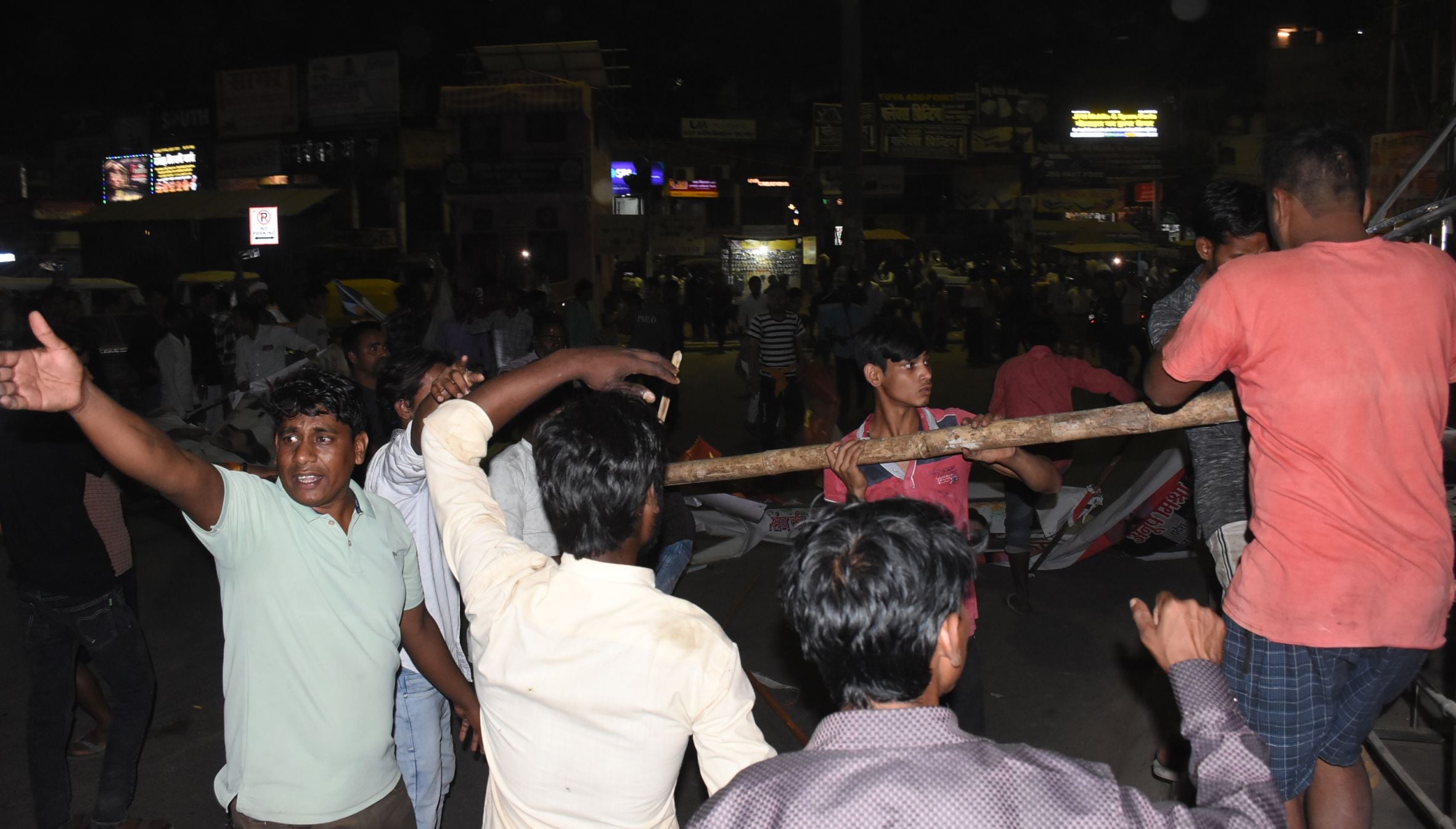 बालागंज चौराहे पर प्रदर्शन के दौरान सड़क जाम करते इलाके के लोग।