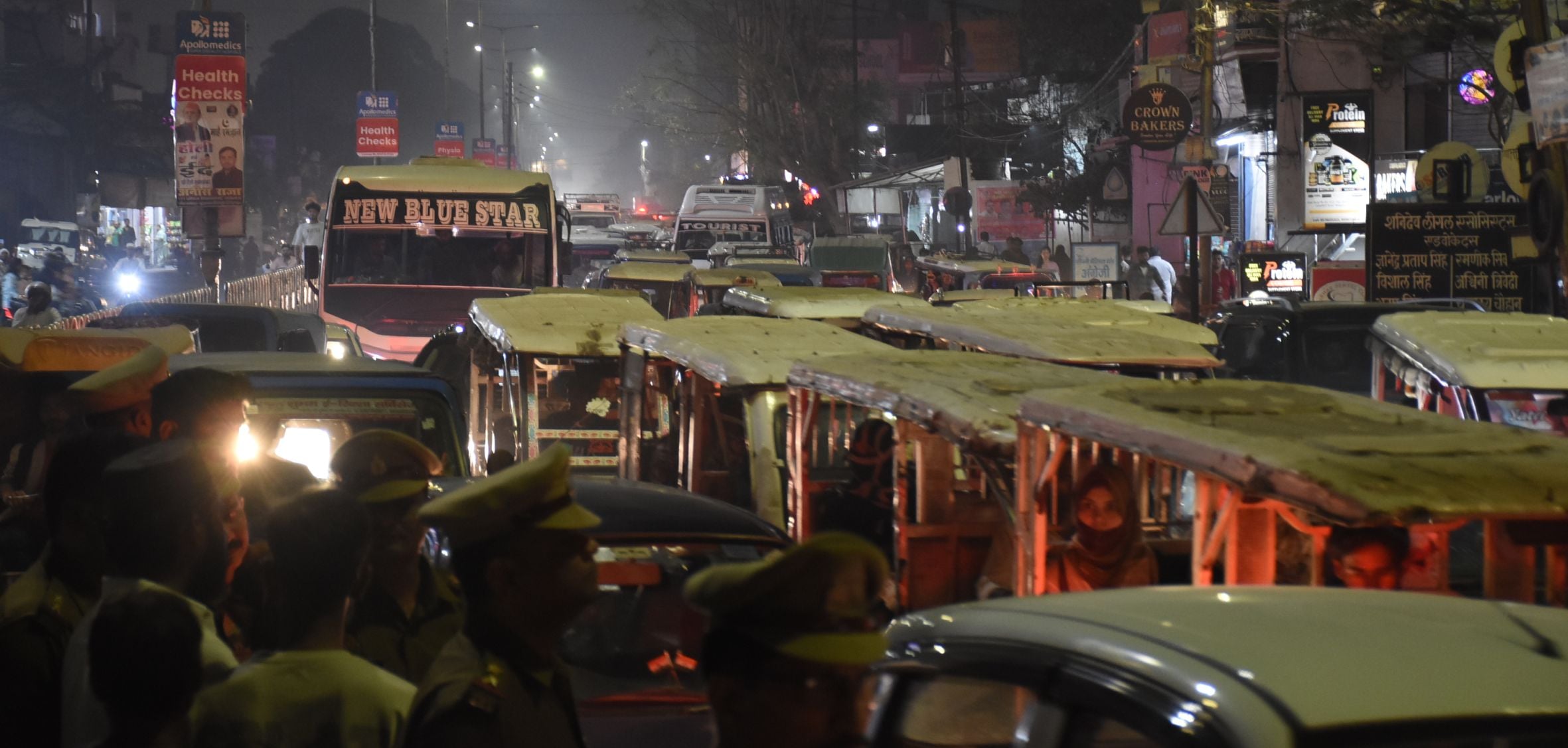 बालागंज चौराहे पर प्रदर्शन के दौरान सड़क जाम करते इलाके के लोग।