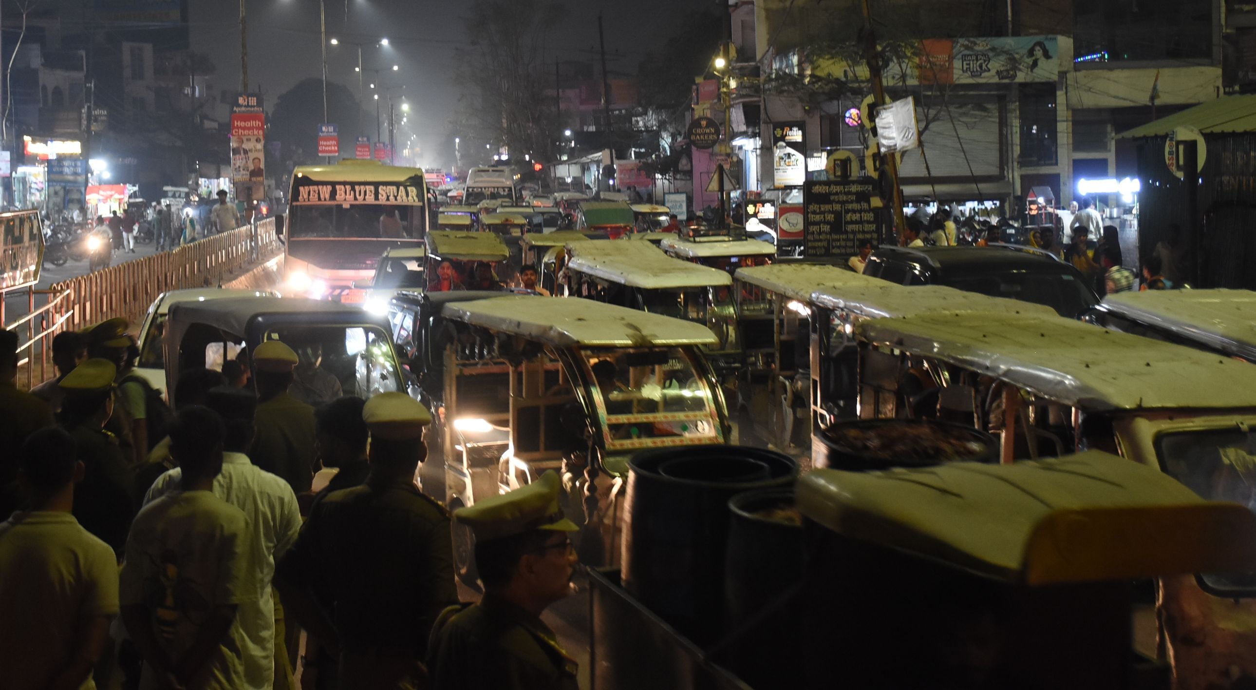 बालागंज चौराहे पर प्रदर्शन के दौरान सड़क जाम करते इलाके के लोग।