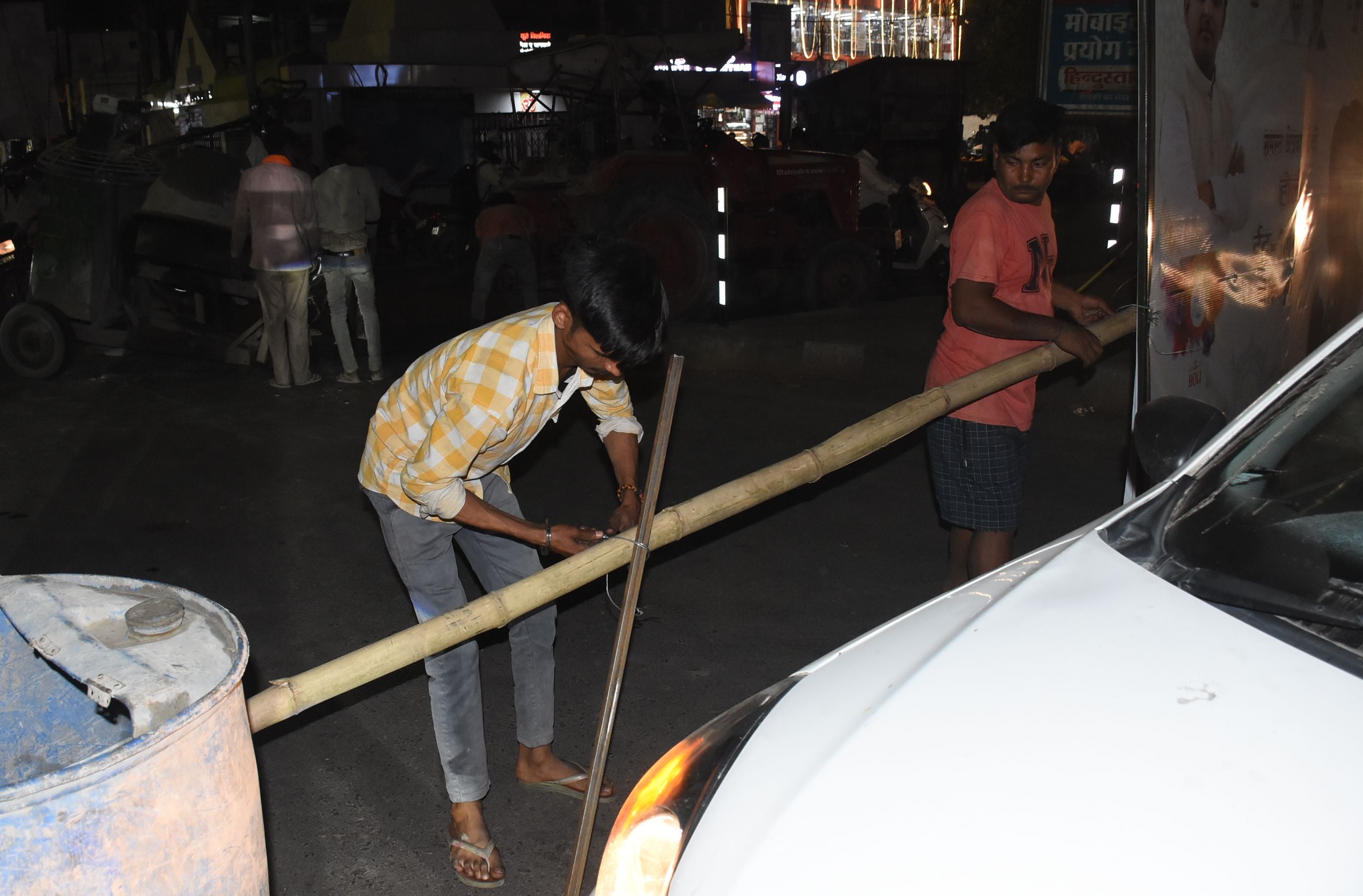 बालागंज चौराहे पर प्रदर्शन के दौरान सड़क जाम करते इलाके के लोग।