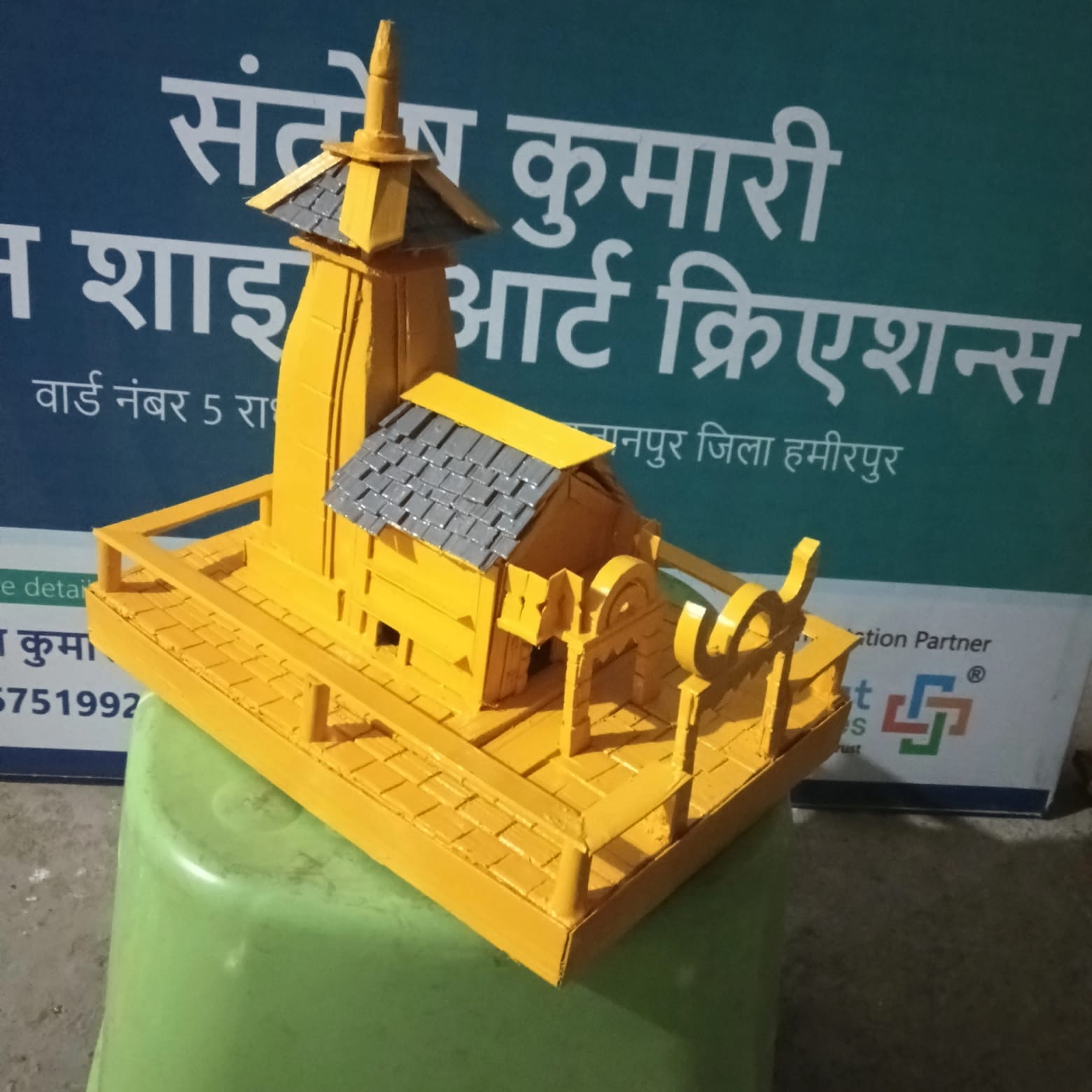 बांस से बनाया गया साईकिल के आकार का फूलदान। संवाद बांस से बनाया गया साईकिल के आकार का फूलदान। संवाद