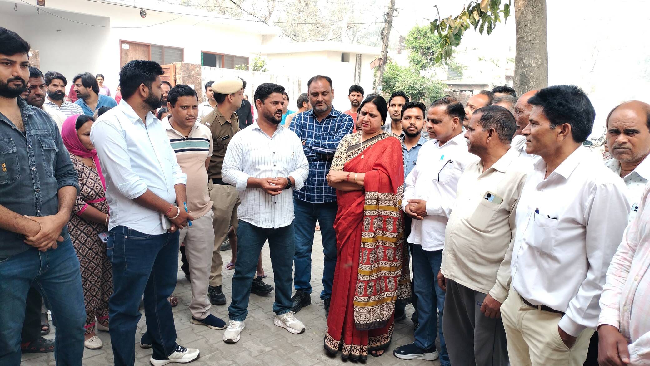 बाड़ी माजरा में विकास कार्यों का शिलान्यास करने पहुंचे विधायक, मेयर व अन्य। प्रवक्ता बाड़ी माजरा में विकास कार्यों का शिलान्यास करने पहुंचे विधायक, मेयर व अन्य। प्रवक्ता