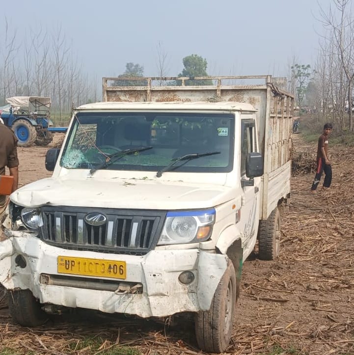 बड़गांव-नन्हेड़ा मार्ग पर शव को सड़क पर रखकर जाम लगाते ग्रामीण। संवाद बड़गांव-नन्हेड़ा मार्ग पर शव को सड़क पर रखकर जाम लगाते ग्रामीण। संवाद