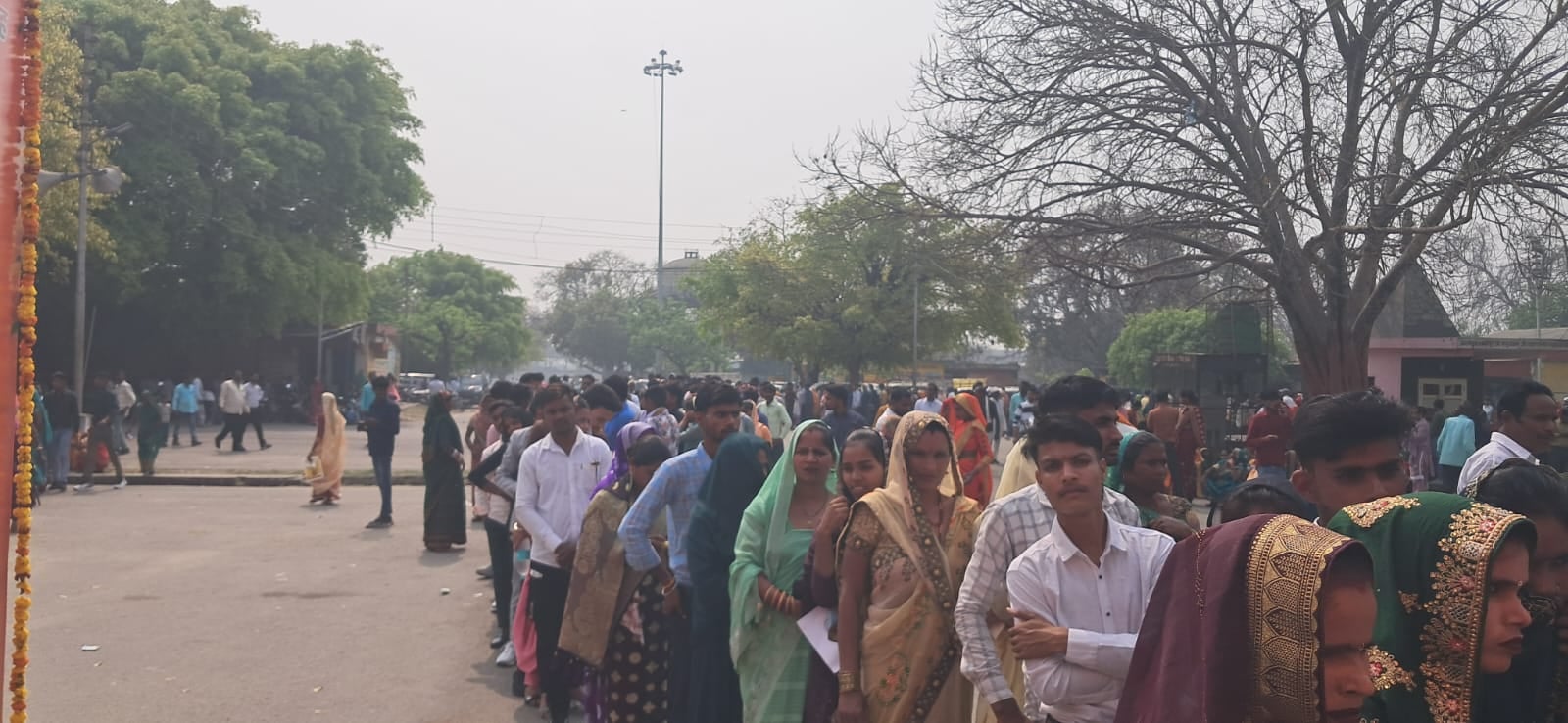 बायोमैट्रिक के बाद पगड़ी व चुनरी लेता जोड़ा। संवाद