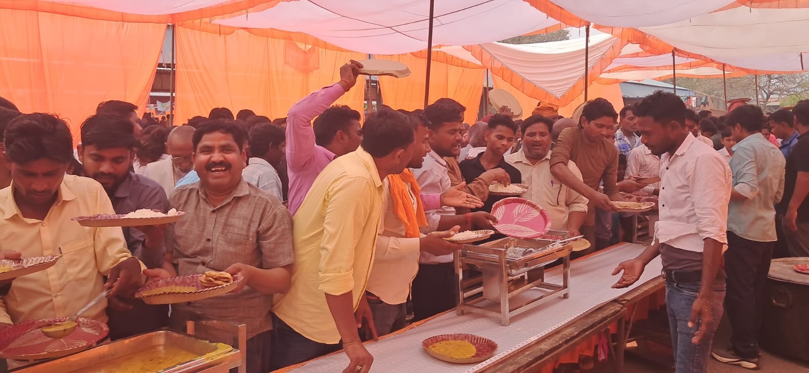 बायोमैट्रिक के बाद पगड़ी व चुनरी लेता जोड़ा। संवाद
