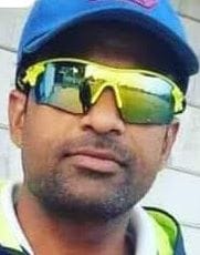 चौक क्षेत्र स्थित एक शोरूम पर भारत बनाम न्यूजीलैंड का फाइनल मैच देखते लोग। संवाद