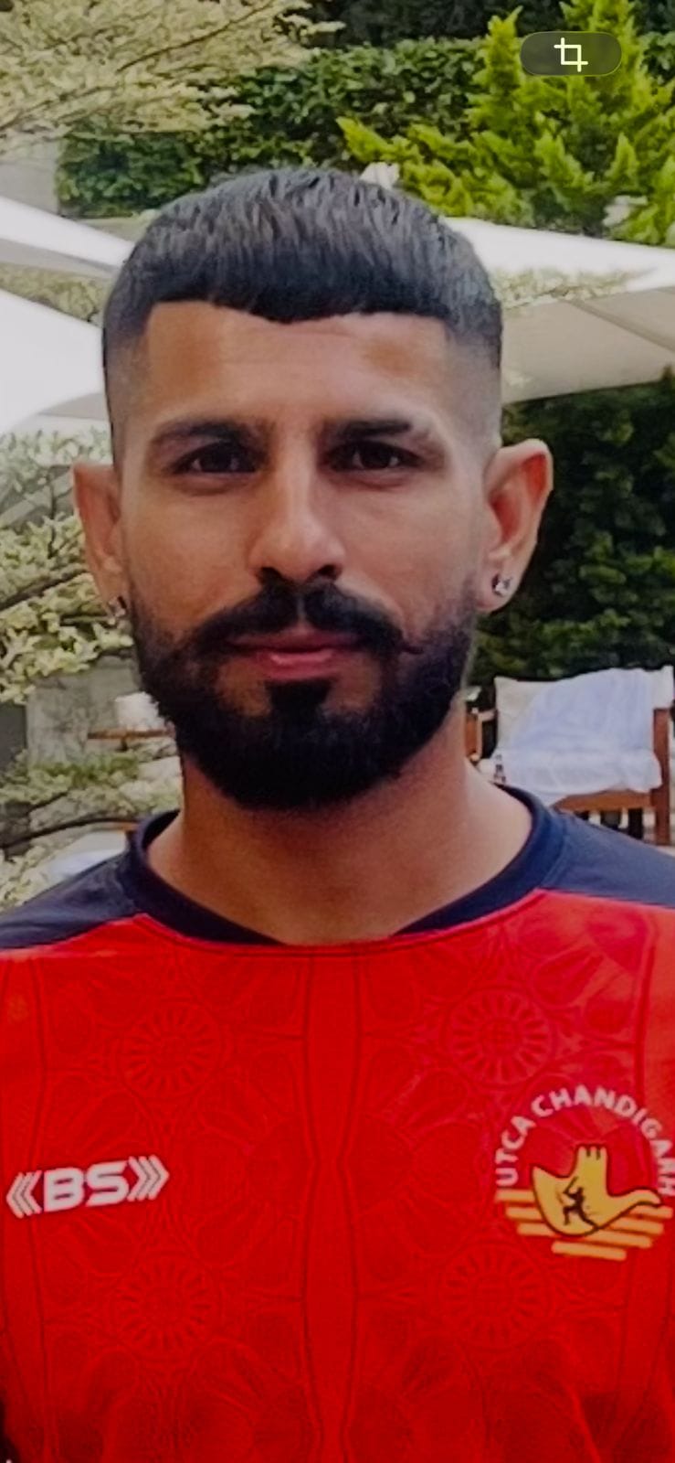 चौक क्षेत्र स्थित एक शोरूम पर भारत बनाम न्यूजीलैंड का फाइनल मैच देखते लोग। संवाद