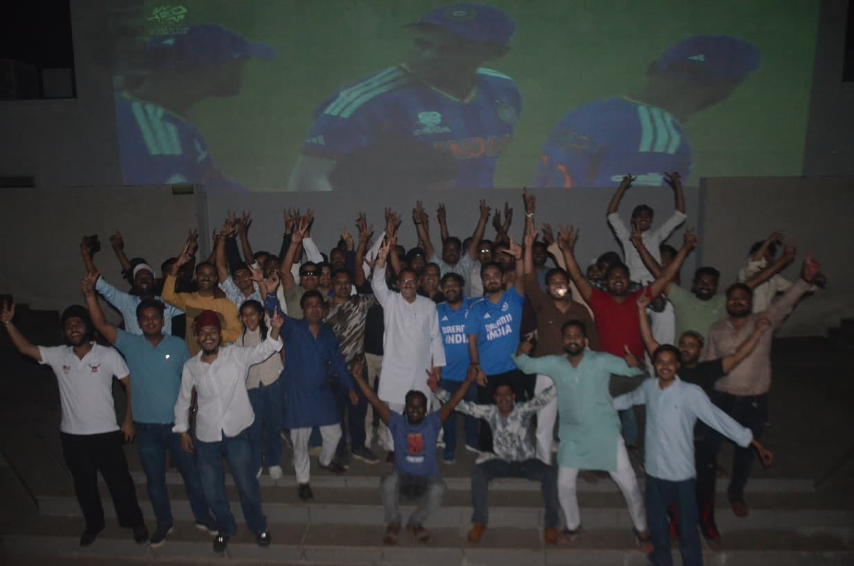 चौक क्षेत्र स्थित एक शोरूम पर भारत बनाम न्यूजीलैंड का फाइनल मैच देखते लोग। संवाद