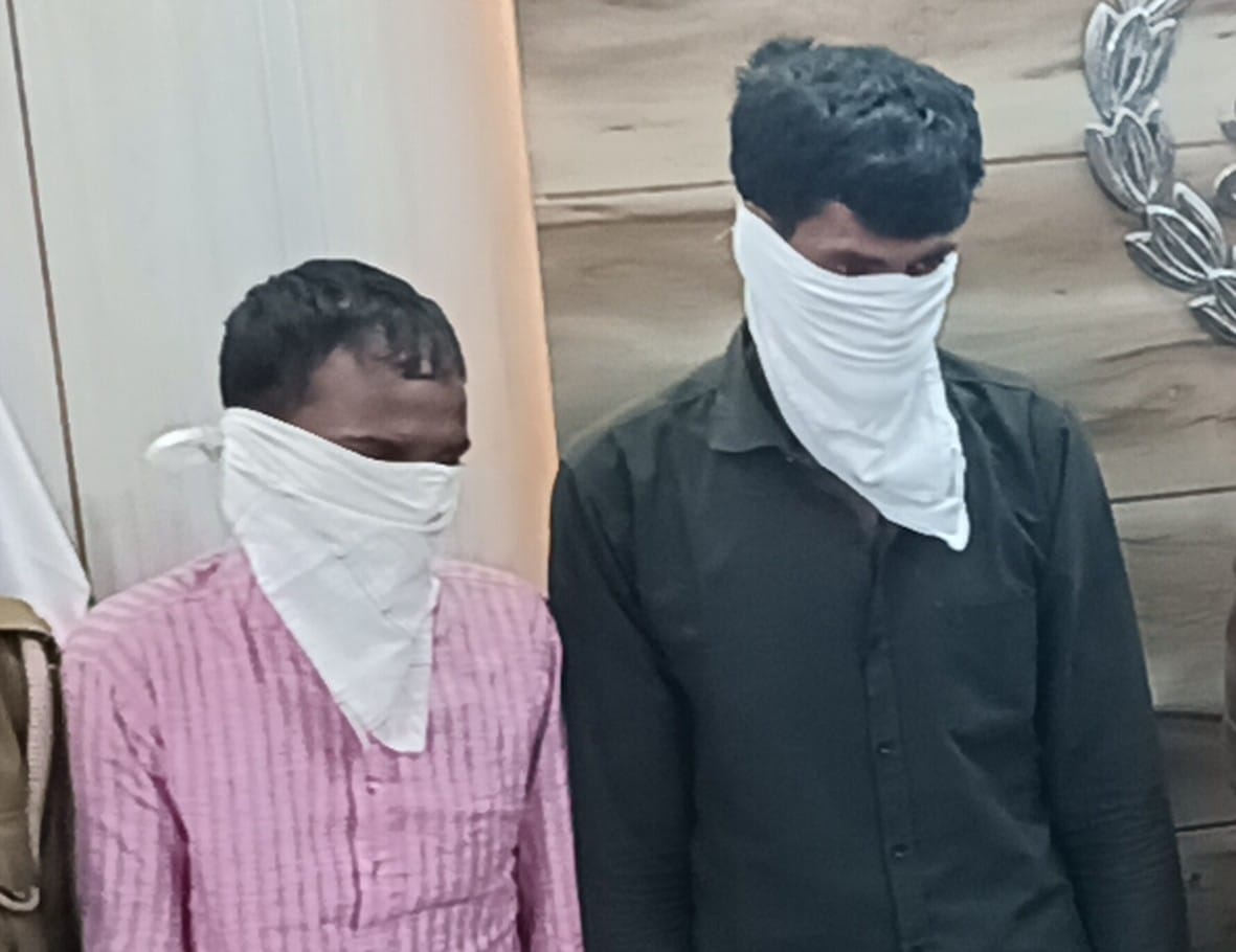 एसपी कार्यालय में मौजूद पकड़े गए आरोपी व बरामद बाइकें। संवाद