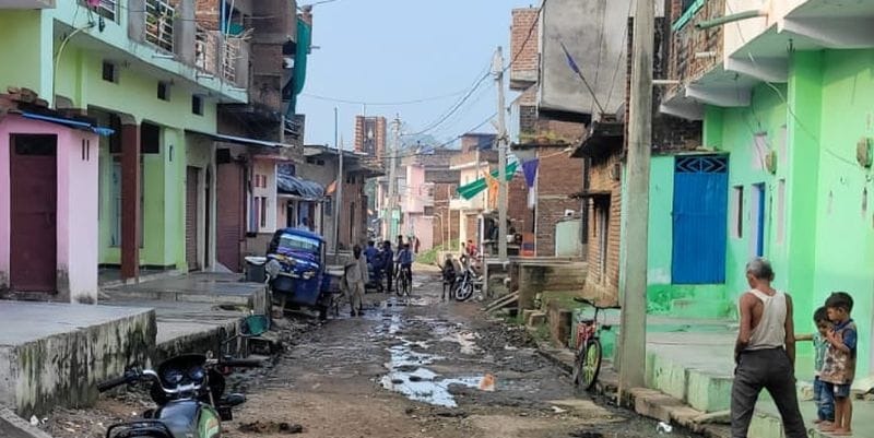 फोटो 08 एमएएचपी 03 परिचय-मोहल्ला भैरवगंज में पाइपलाइन डालने के बाद उखड़ी पड़ी सड़क। संवाद