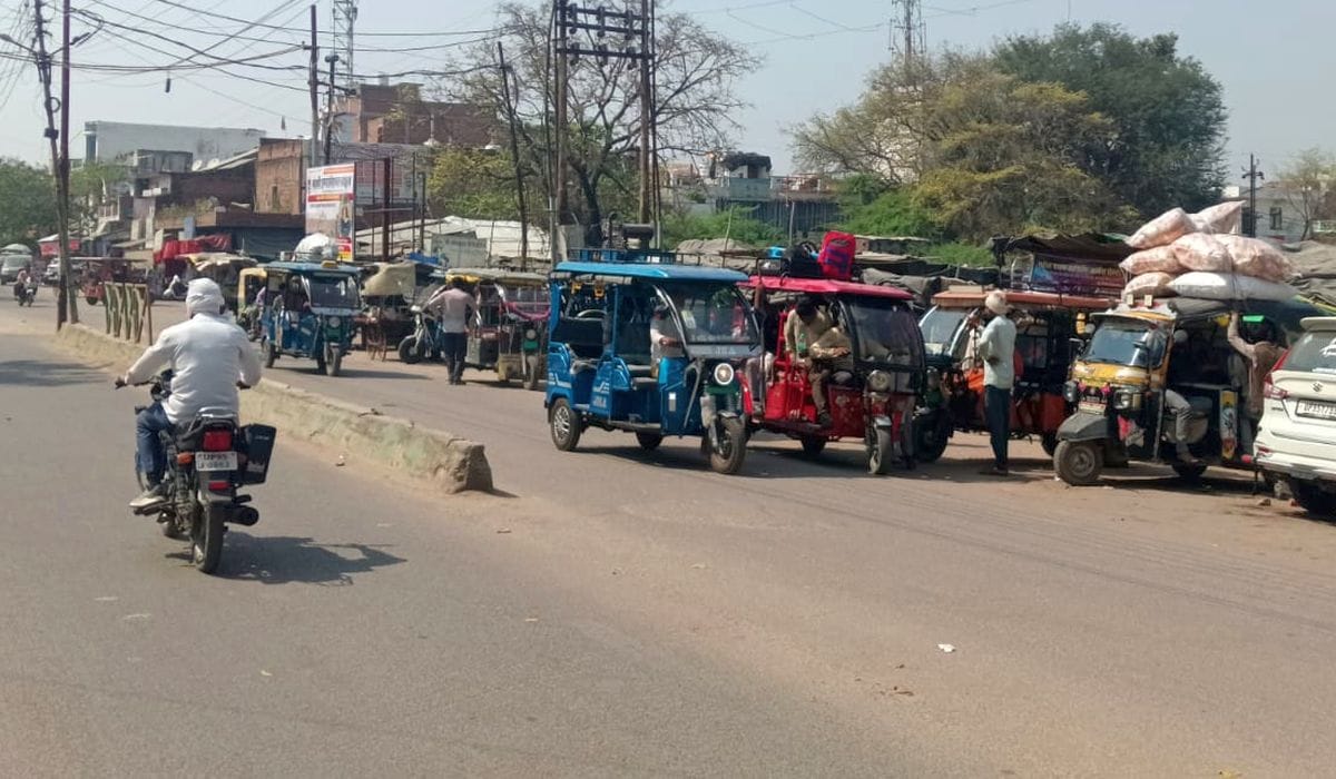 फोटो 08 एमएएचपी 11 परिचय-रोडवेज बस स्टैंड के बाहर सवारियों के इंतजार में खड़े ई-रिक्शा चालक। सं फोटो 08 एमएएचपी 11 परिचय-रोडवेज बस स्टैंड के बाहर सवारियों के इंतजार में खड़े ई-रिक्शा चालक। सं