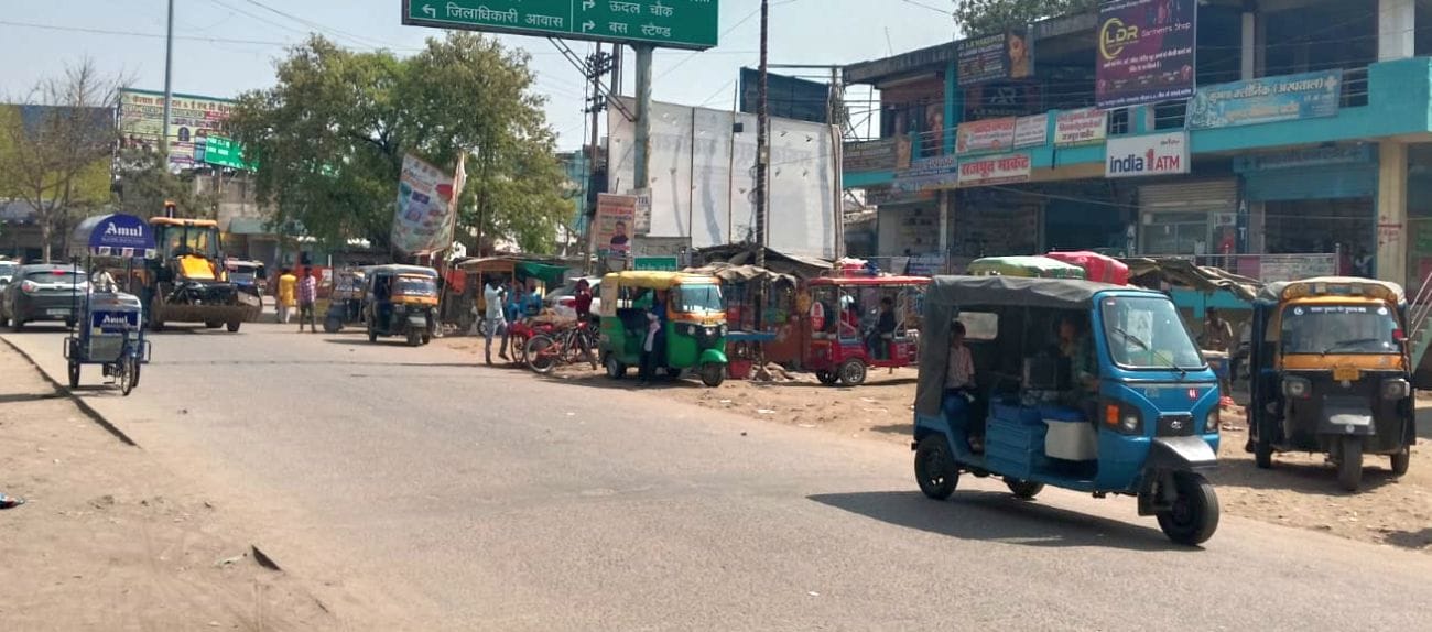 फोटो 08 एमएएचपी 11 परिचय-रोडवेज बस स्टैंड के बाहर सवारियों के इंतजार में खड़े ई-रिक्शा चालक। सं फोटो 08 एमएएचपी 11 परिचय-रोडवेज बस स्टैंड के बाहर सवारियों के इंतजार में खड़े ई-रिक्शा चालक। सं