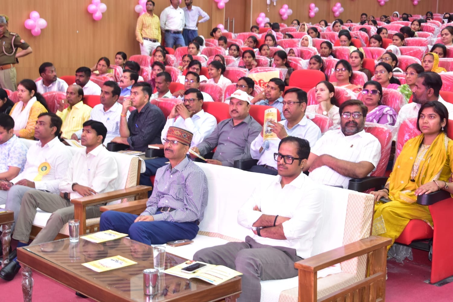 फोटो 08सीकेटीपी 23 ऑडिटोरियम सभागार में सम्मानित महिलाओं के साथ डीएम व एसपी व अन्य। स्रोत: प्रश