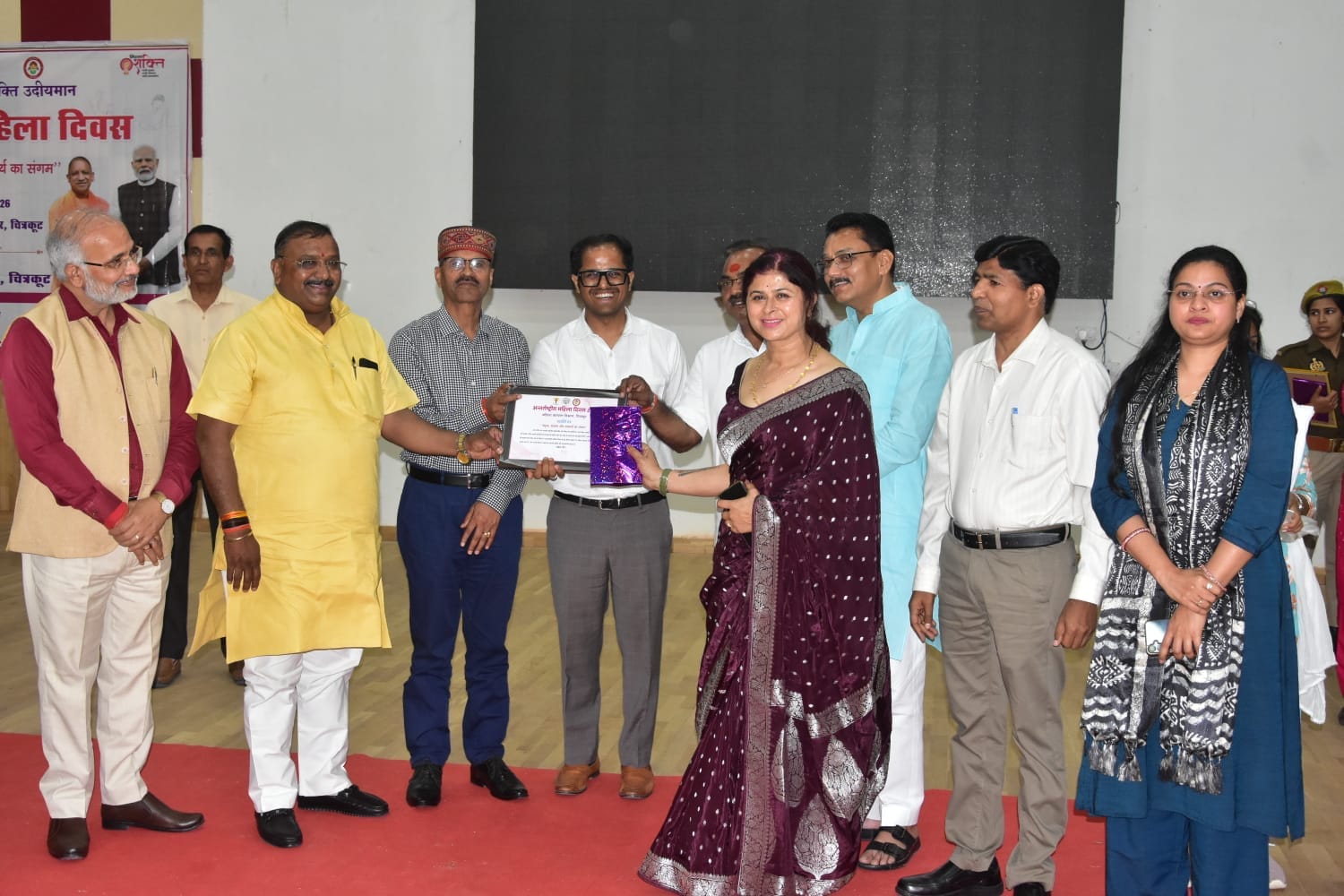 फोटो 08सीकेटीपी 23 ऑडिटोरियम सभागार में सम्मानित महिलाओं के साथ डीएम व एसपी व अन्य। स्रोत: प्रश