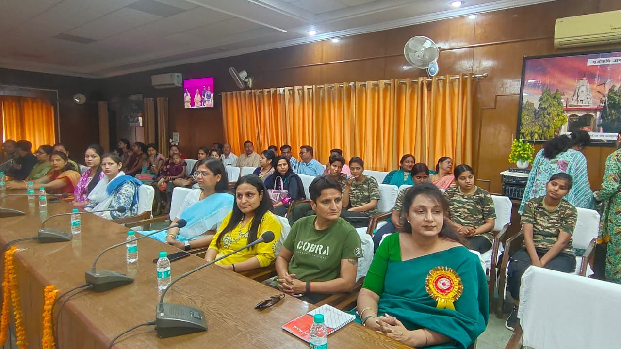 फोटो-21महिला दिवस पर कलक्ट्रेट सभागार में हुए अपराजिता कार्यक्रम में छात्रा को किताब भेंट करते 