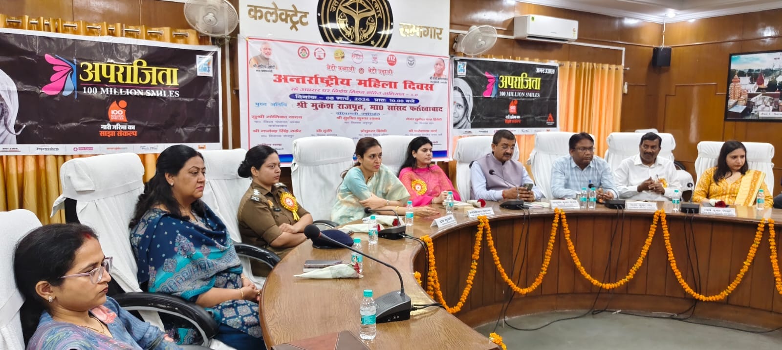 फोटो-21महिला दिवस पर कलक्ट्रेट सभागार में हुए अपराजिता कार्यक्रम में छात्रा को किताब भेंट करते 