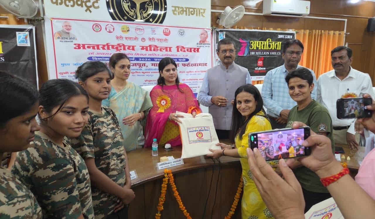 फोटो-21महिला दिवस पर कलक्ट्रेट सभागार में हुए अपराजिता कार्यक्रम में छात्रा को किताब भेंट करते 