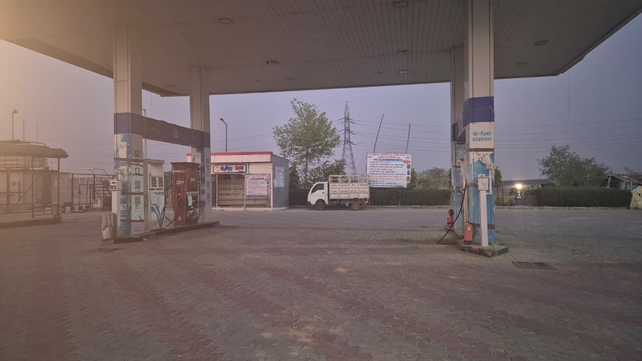 फोटो-30 इटावा-बरेली हाईवे पर हवाई पट्टी स्थित मारुति फिलिंग स्टेशन पर पेट्रोल लेने के लिए लगी 
