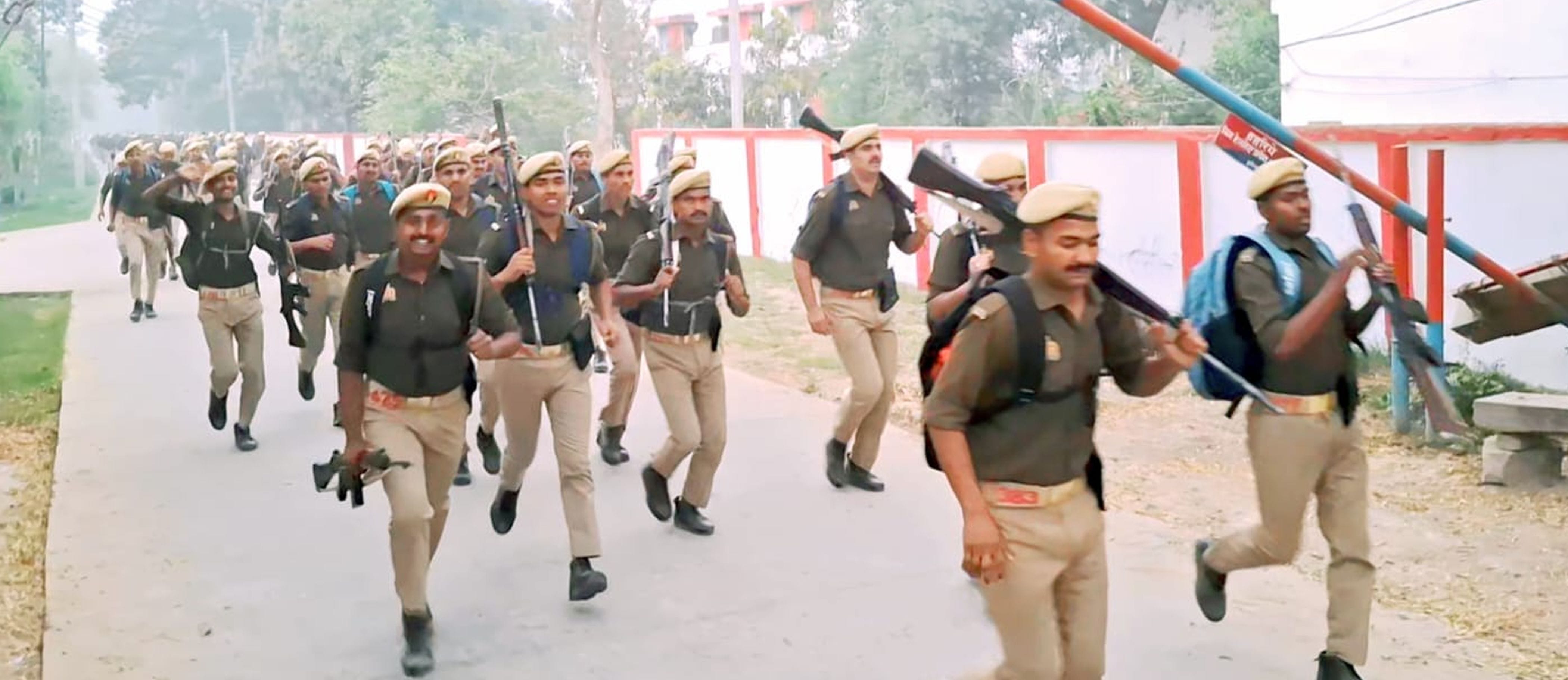 फोटो-34-पीएसी लाइन से रोड की ओर दौड़ लगाते रिक्रूट। स्रोत पुलिस फोटो-34-पीएसी लाइन से रोड की ओर दौड़ लगाते रिक्रूट। स्रोत पुलिस