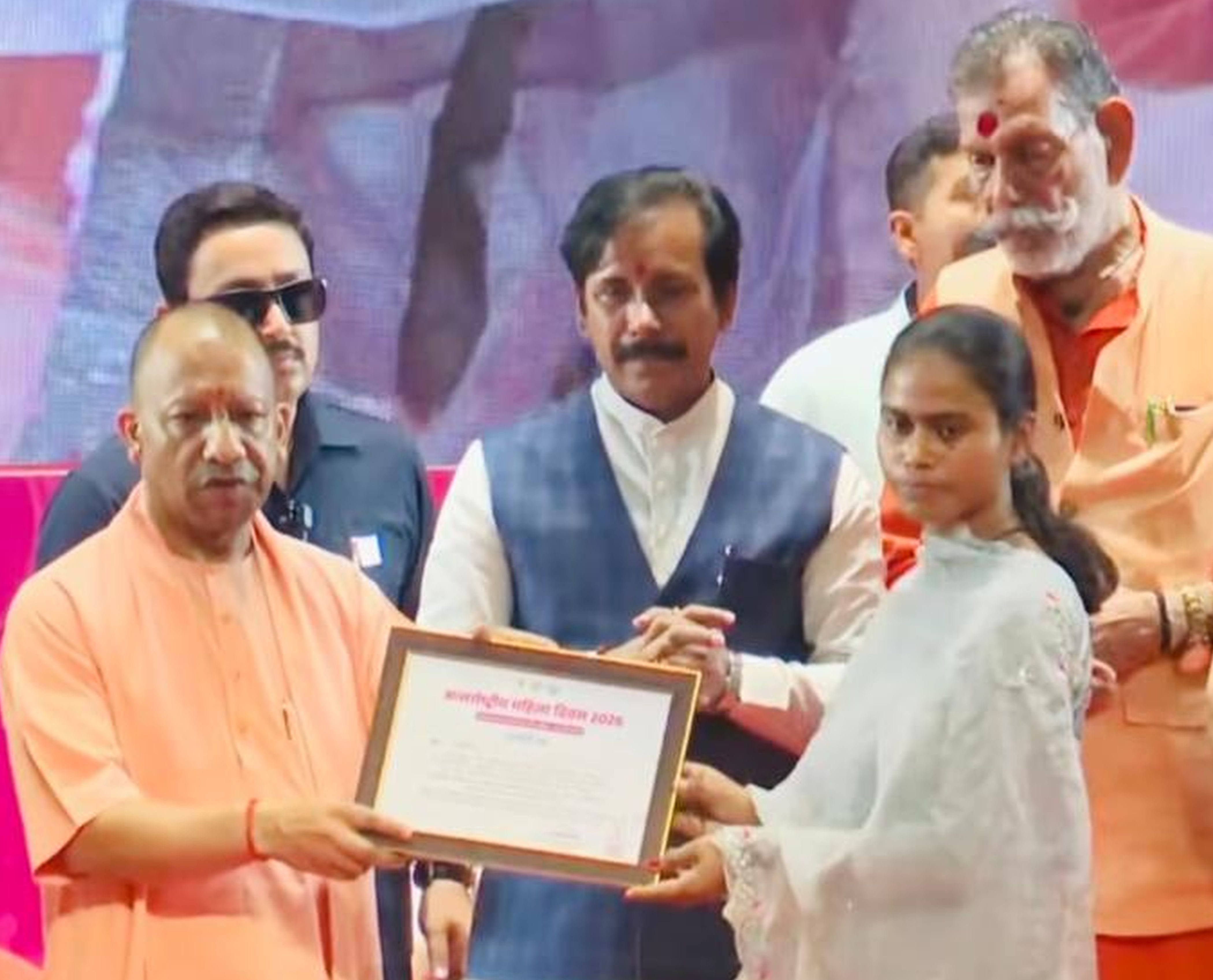 फोटो-36-विकास भवन सभागार में महिलाओं को उपहार देते डीएम रविंद्र सिंह व विधायक कृष्णा पासवान। स फोटो-36-विकास भवन सभागार में महिलाओं को उपहार देते डीएम रविंद्र सिंह व विधायक कृष्णा पासवान। स