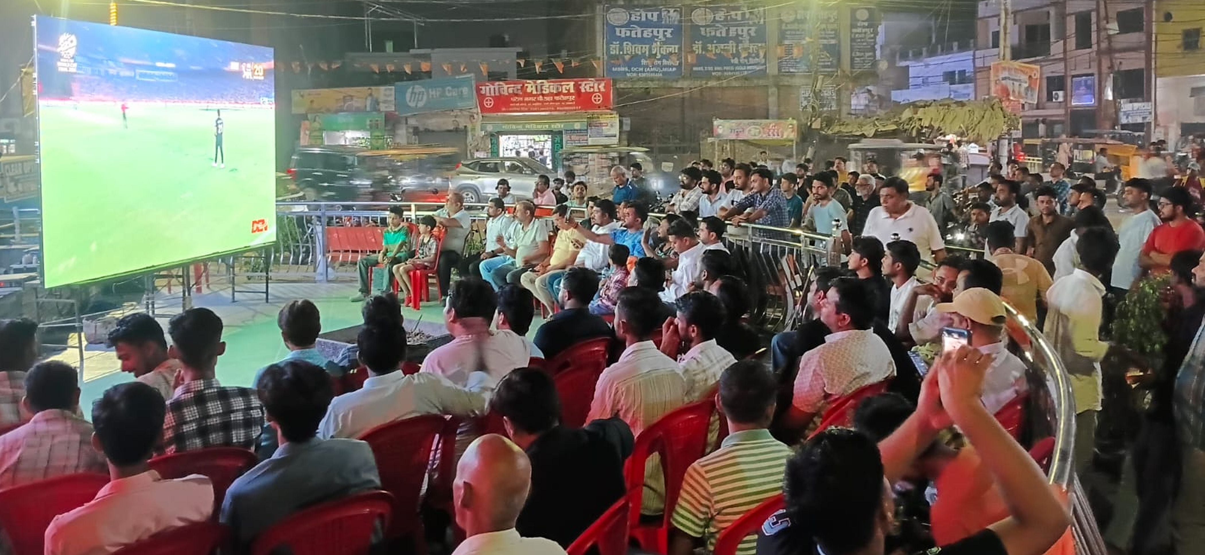 फोटो-42-शहर के पटेल नगर चौराहे पर क्रिकेट का एलईडी में लाइव प्रसारण देखते लोग। संवाद फोटो-42-शहर के पटेल नगर चौराहे पर क्रिकेट का एलईडी में लाइव प्रसारण देखते लोग। संवाद