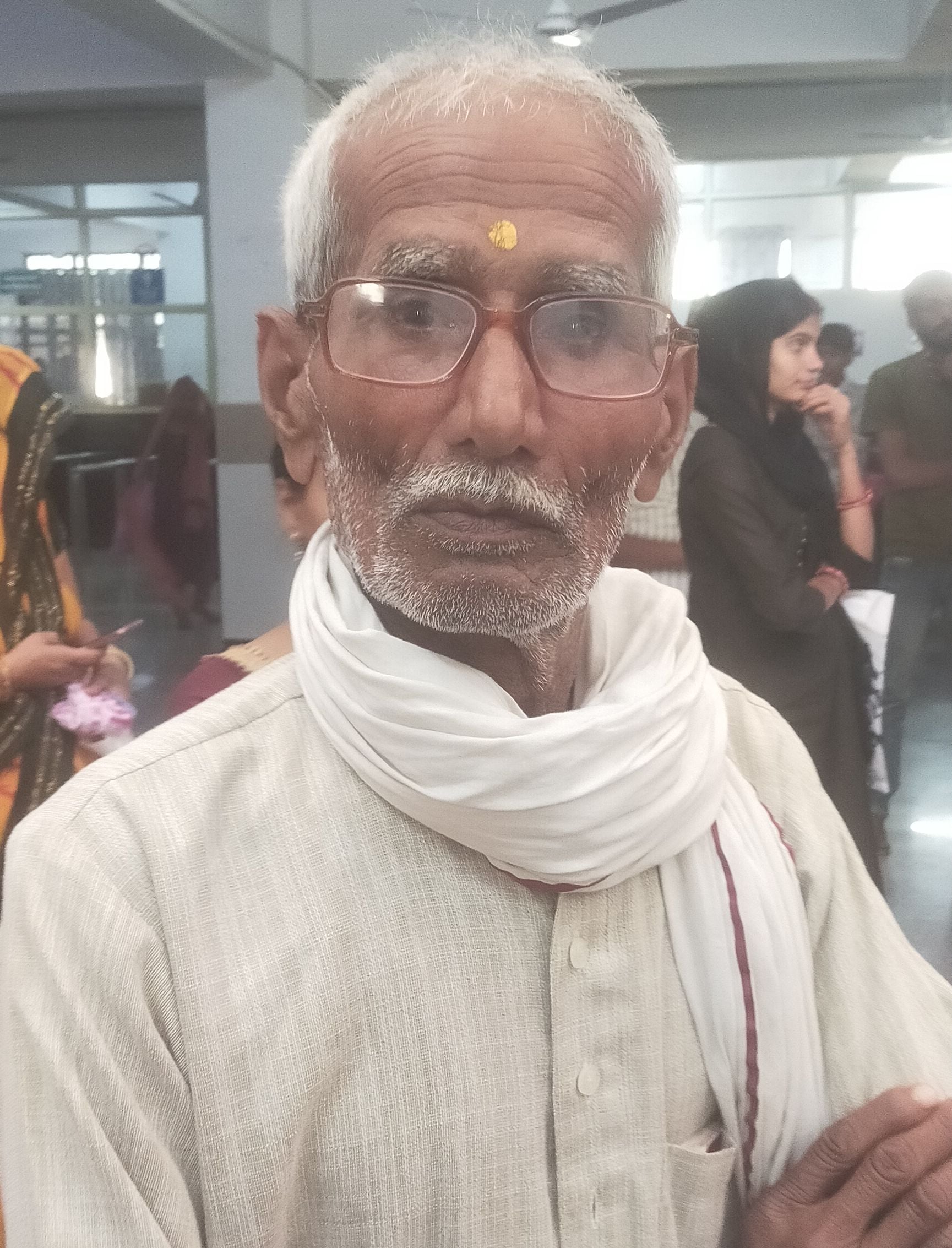 फोटो संख्या:60- उप नागरिक अस्पताल कनीना में मरीजों की जांच करते चिकित्सक--संवाद