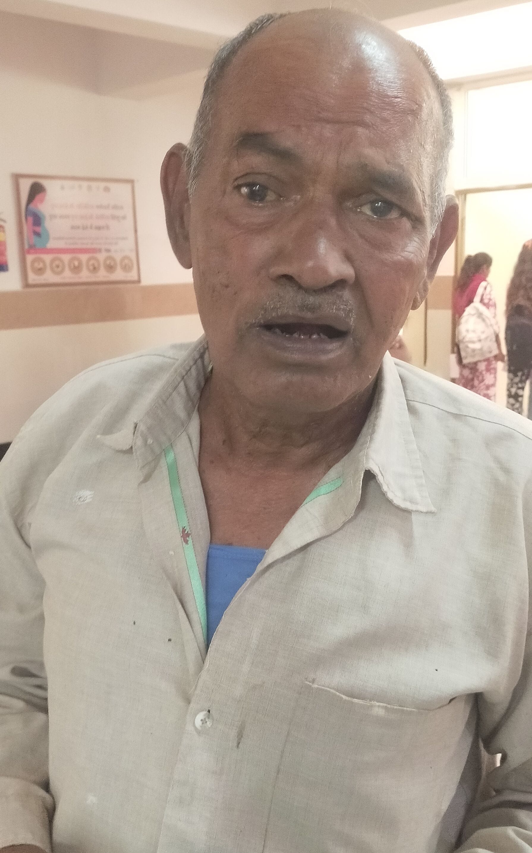 फोटो संख्या:60- उप नागरिक अस्पताल कनीना में मरीजों की जांच करते चिकित्सक--संवाद