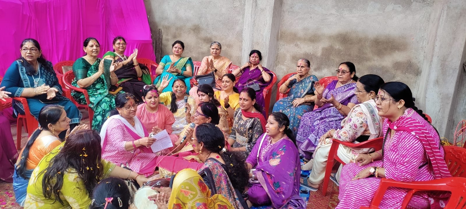 गहोई वैश्य समाज के होली मिलन में बरसे फूल