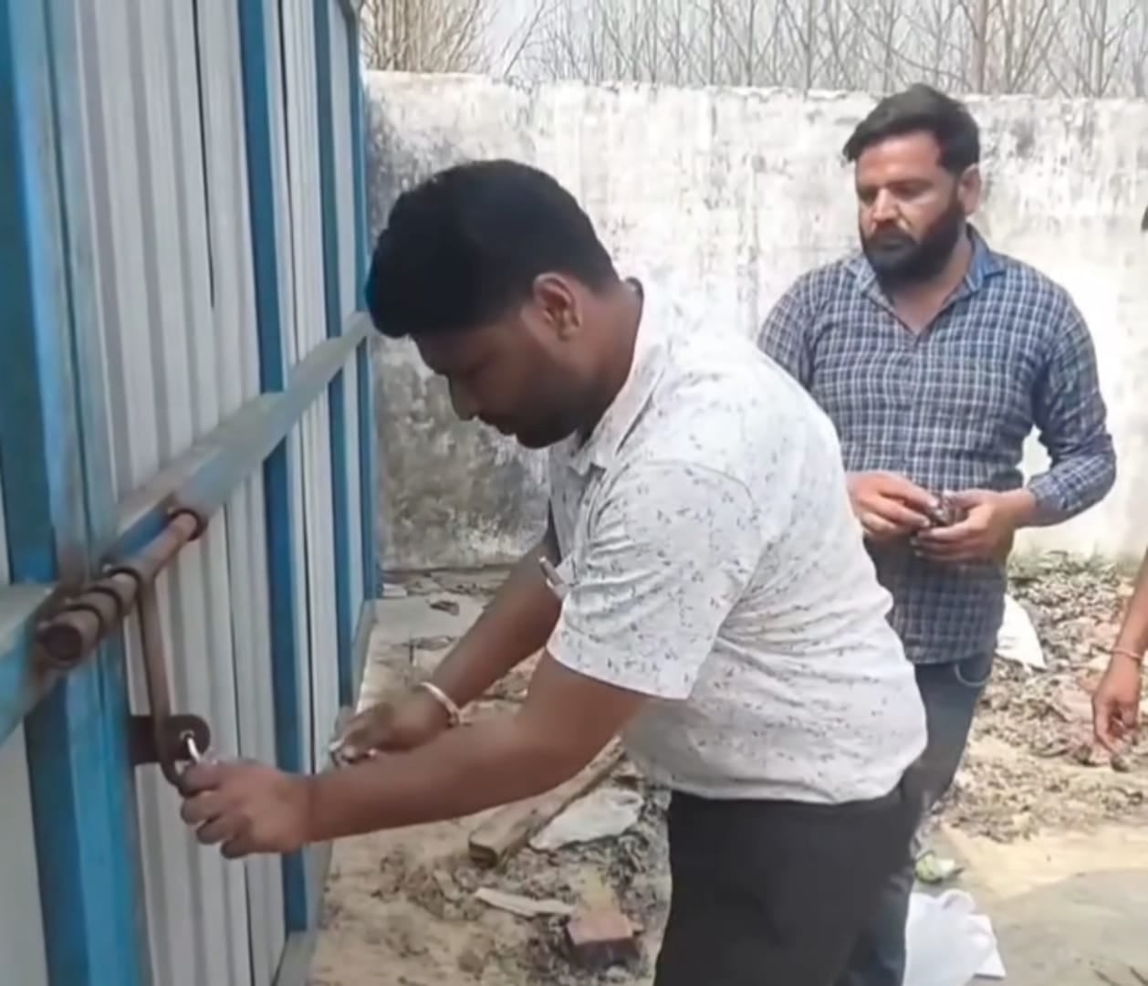 गांव पौंटी में राइस मिल पर कब्जा लेने के दौरान मौजूद पुलिस। संवाद