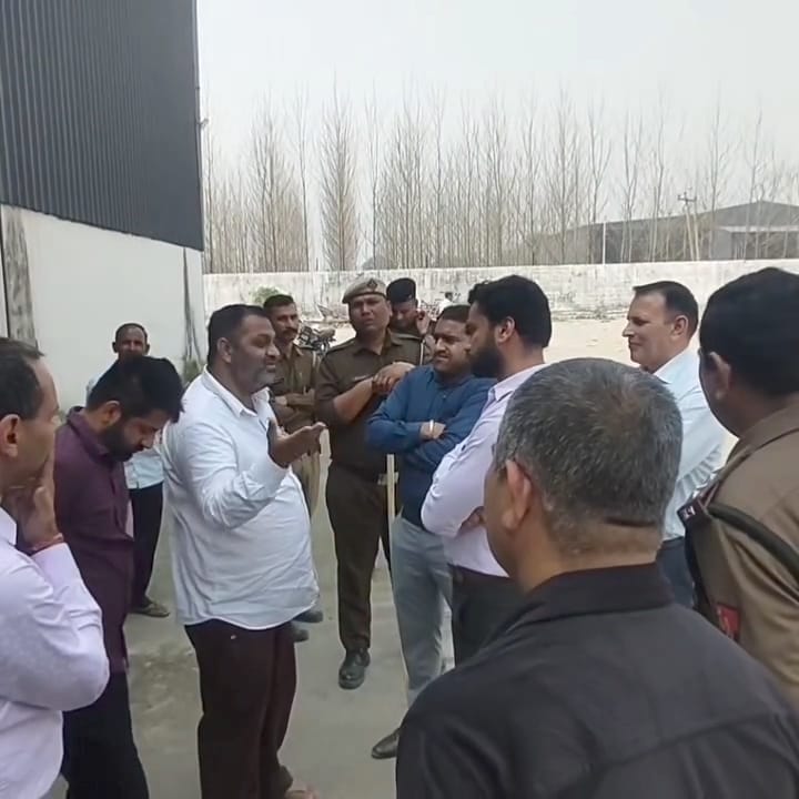 गांव पौंटी में राइस मिल पर कब्जा लेने के दौरान मौजूद पुलिस। संवाद