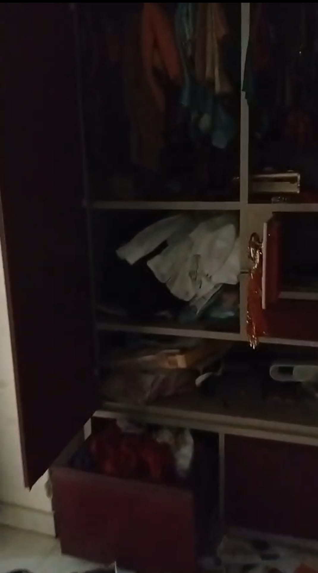 घटना के बाद खुली पड़ी अलमारी व टूटा लॉकर। घटना के बाद खुली पड़ी अलमारी व टूटा लॉकर।