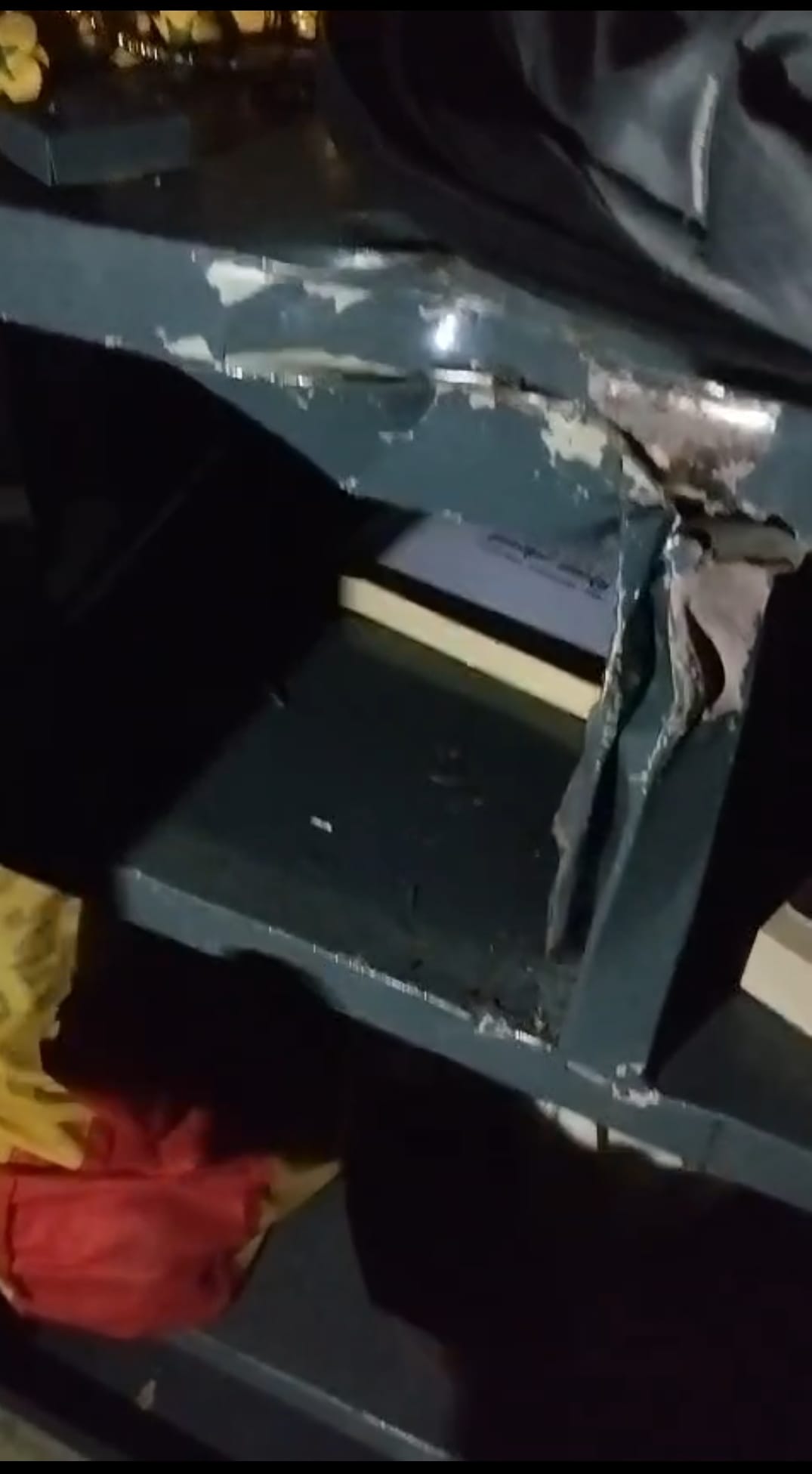 घटना के बाद खुली पड़ी अलमारी व टूटा लॉकर। घटना के बाद खुली पड़ी अलमारी व टूटा लॉकर।