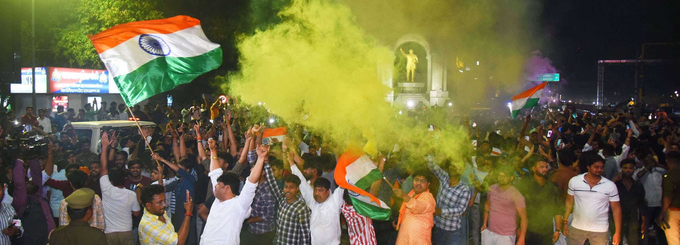 हजरतगंज और 1090 चाैराहे पर भारतीय टीम के विश्व विजेता बनने का जश्न मनाते खेल प्रेमी। 