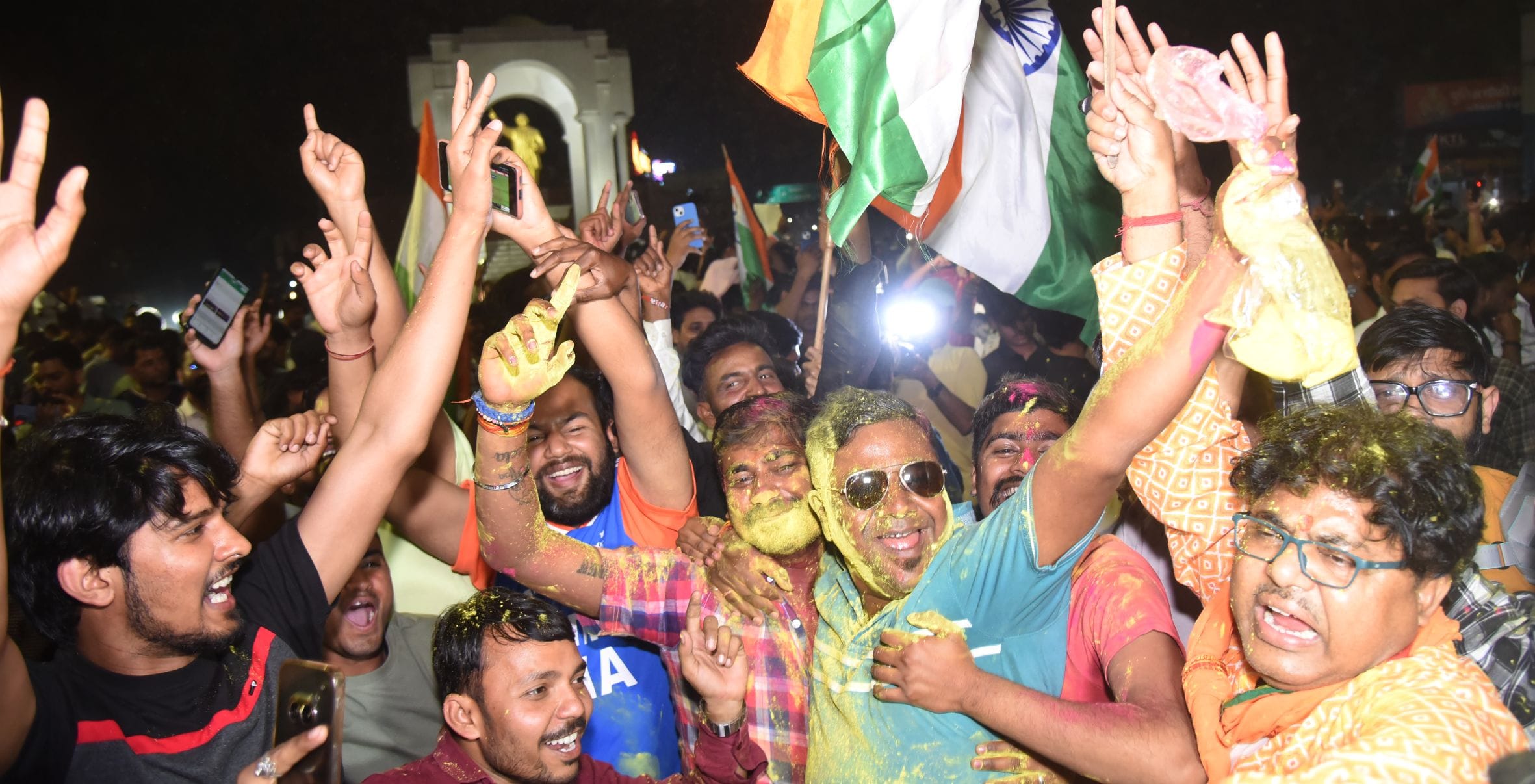 हजरतगंज और 1090 चाैराहे पर भारतीय टीम के विश्व विजेता बनने का जश्न मनाते खेल प्रेमी। 